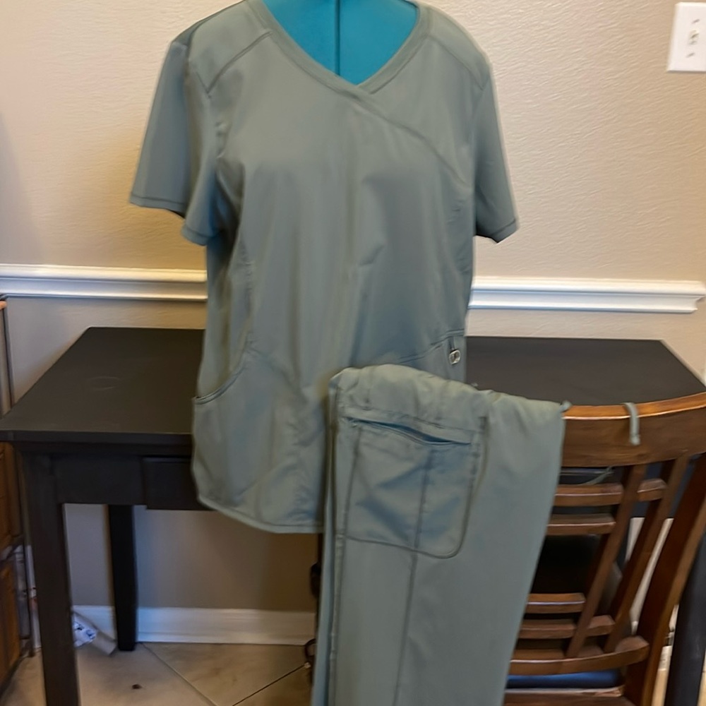 Infinity scrub set